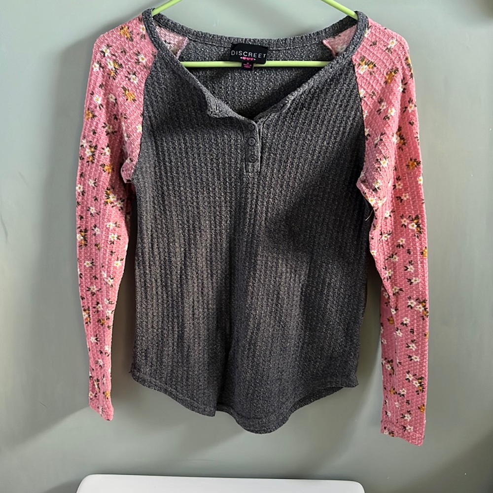 Discreet gray body pink arms with little flowers